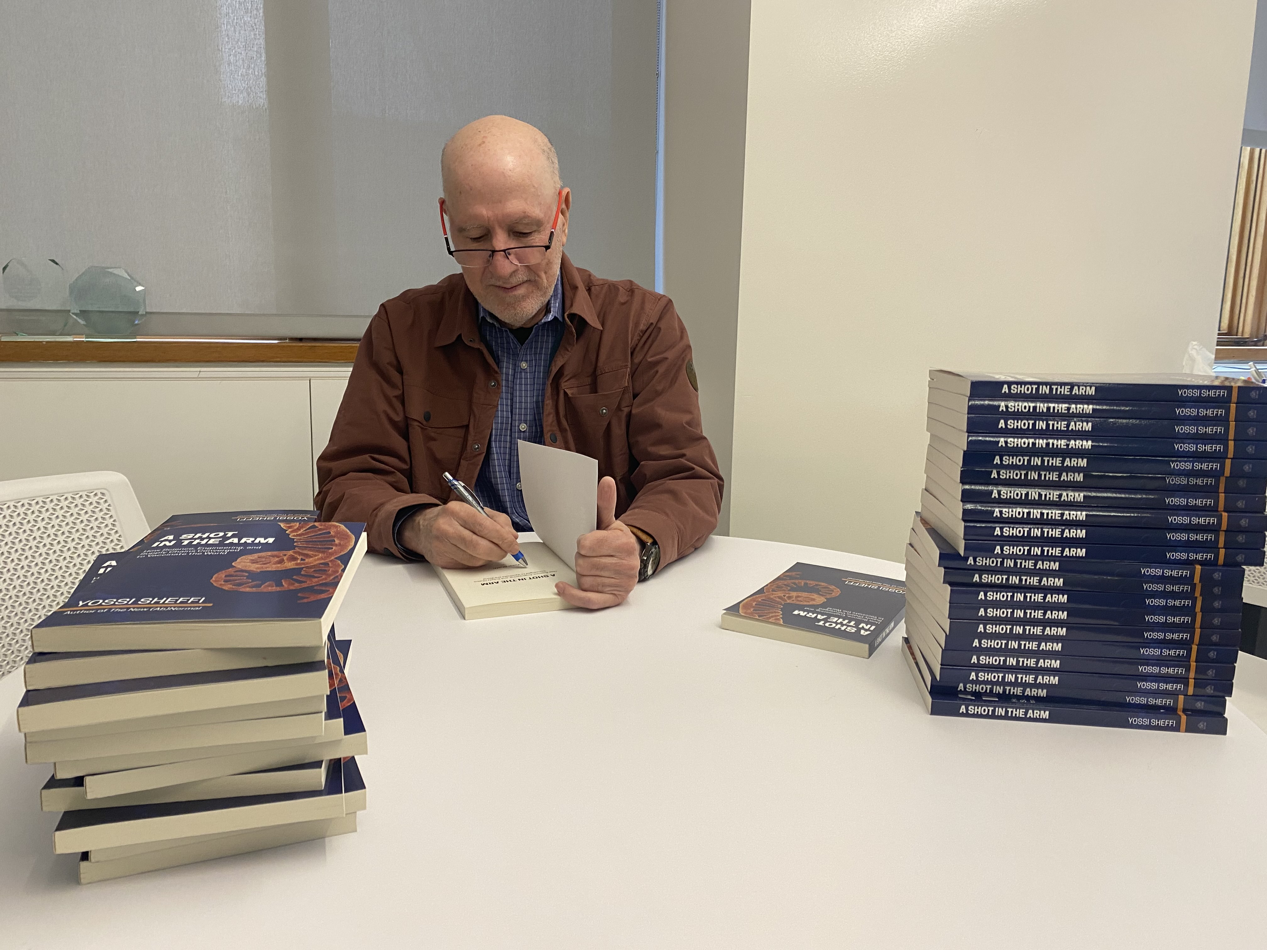 Sheffi signing books